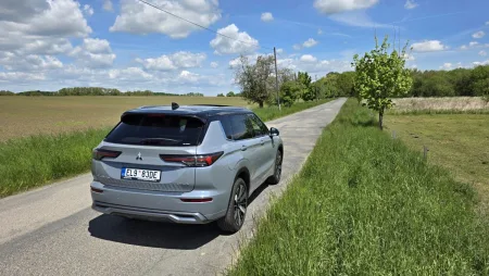 test-mitsubishi-outlander-phev-2025-11