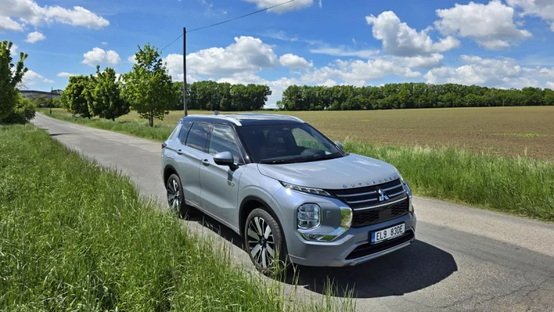 test-mitsubishi-outlander-phev-2025-12