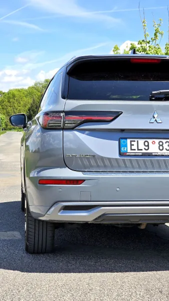 test-mitsubishi-outlander-phev-2025-16
