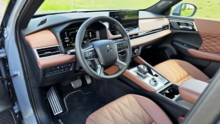 test-mitsubishi-outlander-phev-2025-19