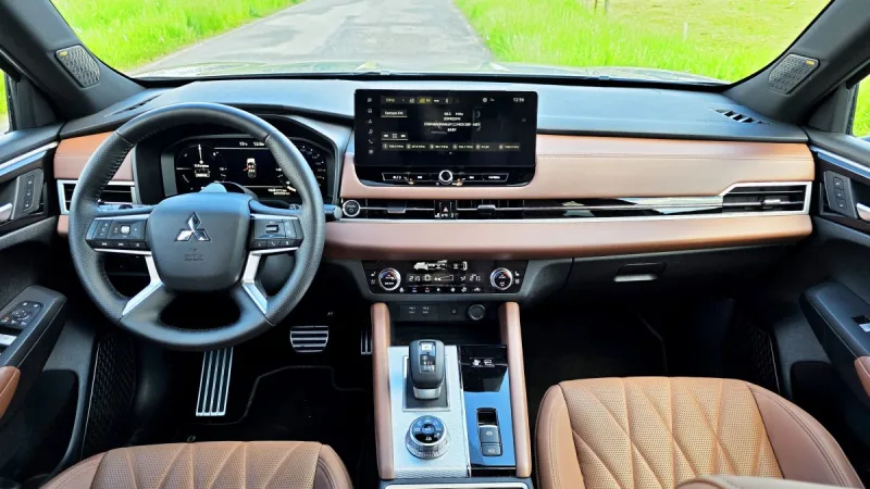 test-mitsubishi-outlander-phev-2025-21
