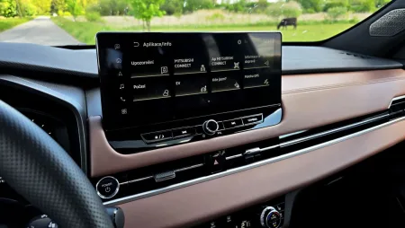 test-mitsubishi-outlander-phev-2025-23