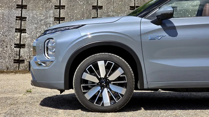 test-mitsubishi-outlander-phev-2025-3