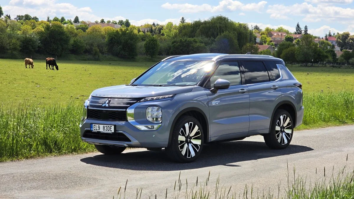 test-mitsubishi-outlander-phev-2025-6