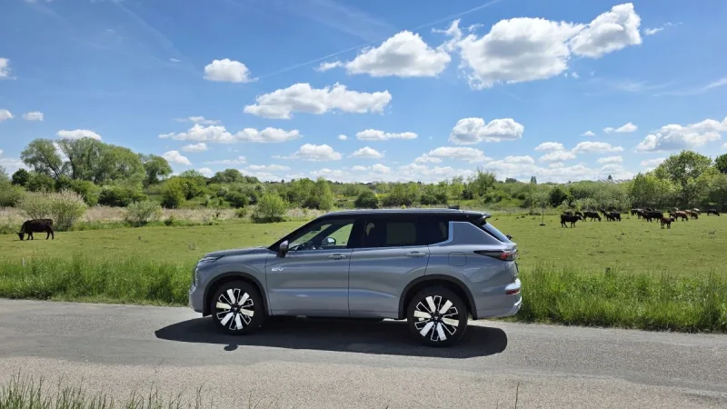 test-mitsubishi-outlander-phev-2025-8