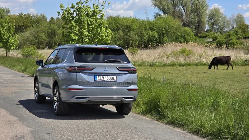 test-mitsubishi-outlander-phev-2025-9