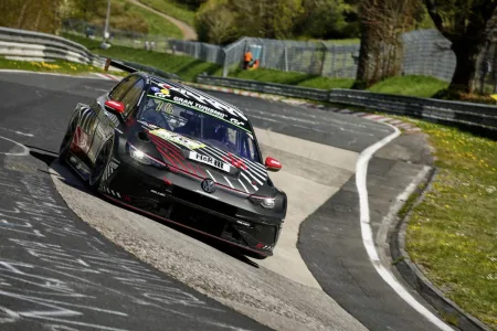 volkswagen-golf-gti-clubsport-24h-2025-24-hodin-nurburgring-karusell