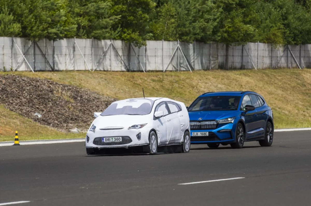 nouzove_brzdeni-skoda-polygon-aktivni_jizdni_asistent
