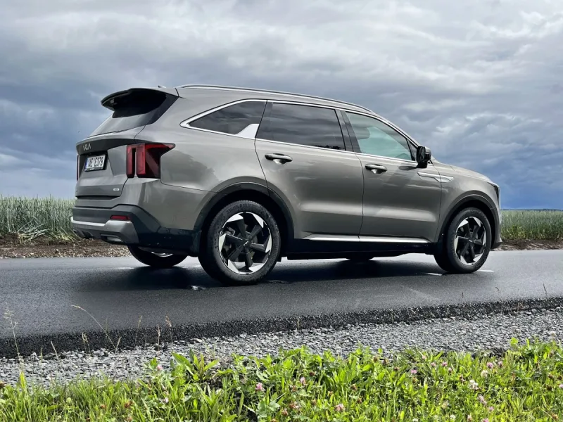 test-kia-sorento-1-6-t-gdi-4x4-hev-6at-hybrid-2025-10