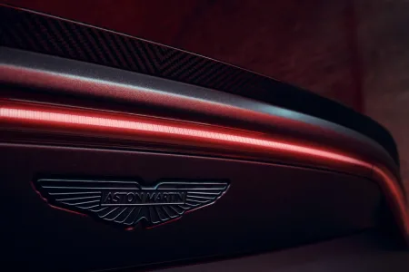 aston-martin-vantage-s-2025-11