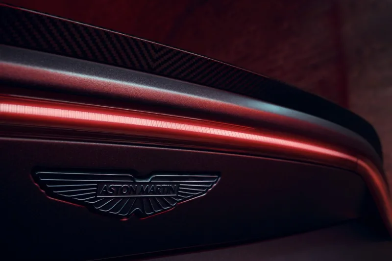 aston-martin-vantage-s-2025-11