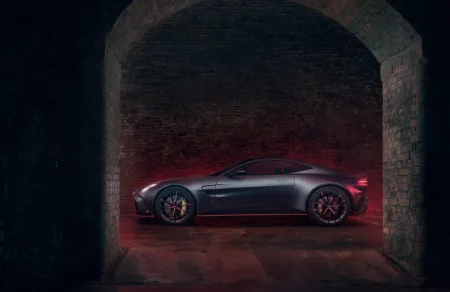 aston-martin-vantage-s-2025-3