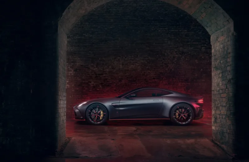 aston-martin-vantage-s-2025-3