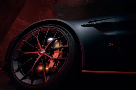 aston-martin-vantage-s-2025-9