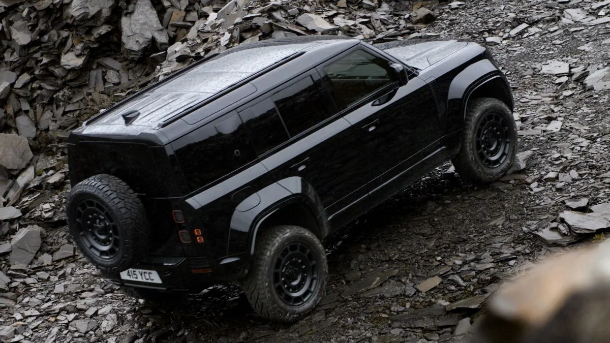 2025-land-rover-defender-octa-black-2