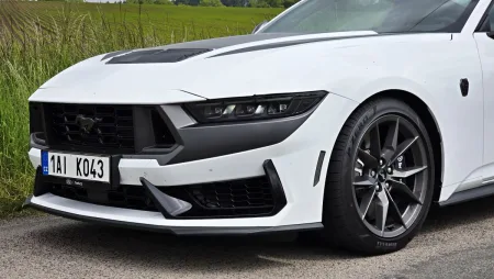 test-ford-mustang-dark-horse-2025-11