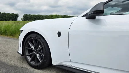 test-ford-mustang-dark-horse-2025-12