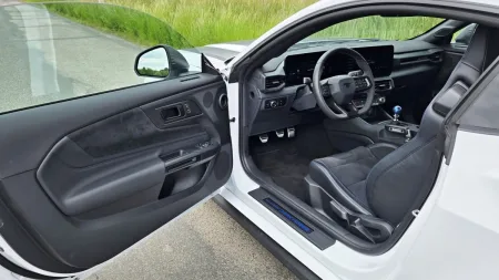 test-ford-mustang-dark-horse-2025-17