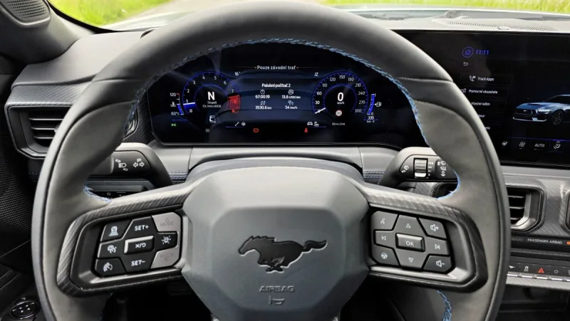 test-ford-mustang-dark-horse-2025-19