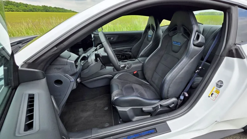 test-ford-mustang-dark-horse-2025-23