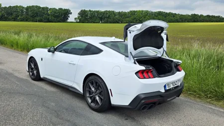 test-ford-mustang-dark-horse-2025-24