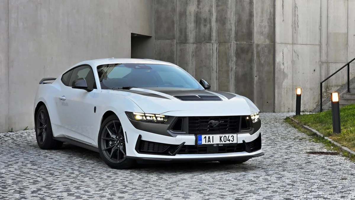 test-ford-mustang-dark-horse-2025-29