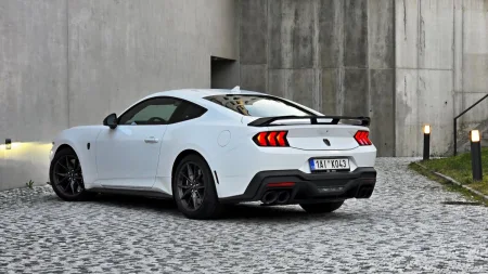 test-ford-mustang-dark-horse-2025-30