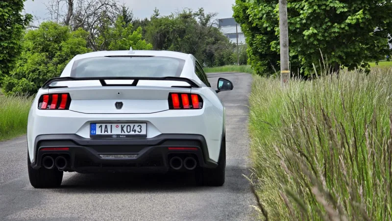 test-ford-mustang-dark-horse-2025-7