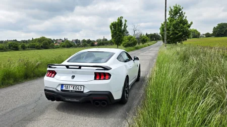 test-ford-mustang-dark-horse-2025-8