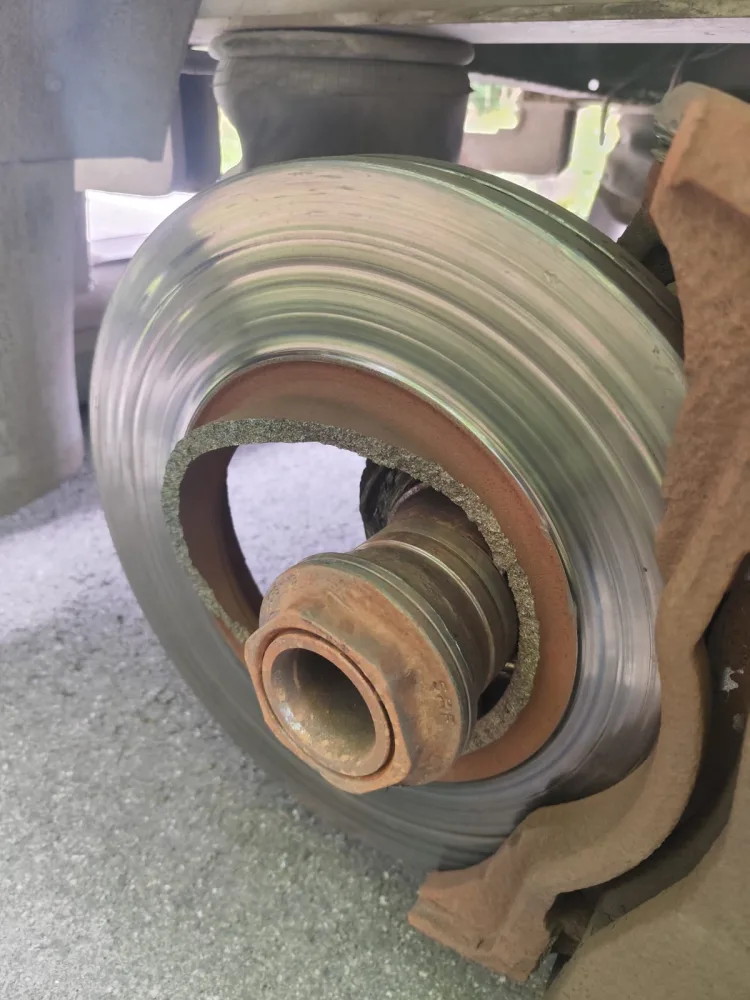 policie-nehoda-uvolnene-kolo-nakladak-1