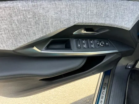 test-peugeot-5008-gt-hybrid-145-e-dcs6-2025-12