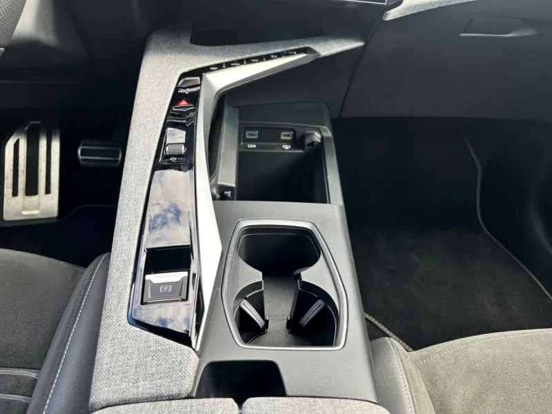 test-peugeot-5008-gt-hybrid-145-e-dcs6-2025-19