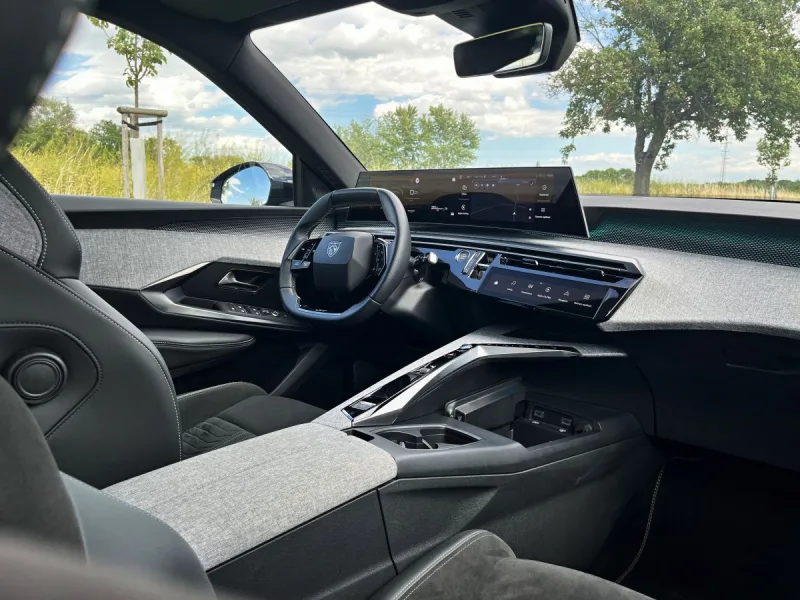 test-peugeot-5008-gt-hybrid-145-e-dcs6-2025-20