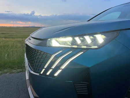 test-peugeot-5008-gt-hybrid-145-e-dcs6-2025-32