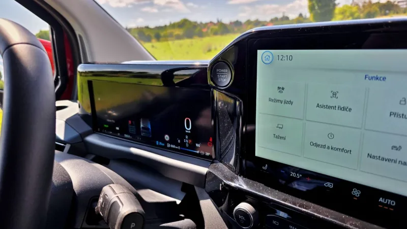 test-ford-tourneo-custom-phev-2025-21