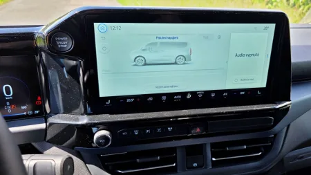 test-ford-tourneo-custom-phev-2025-22