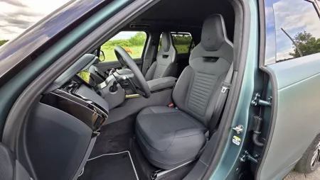 test-range-rover-sport-sv-gaea-curation-2025-30