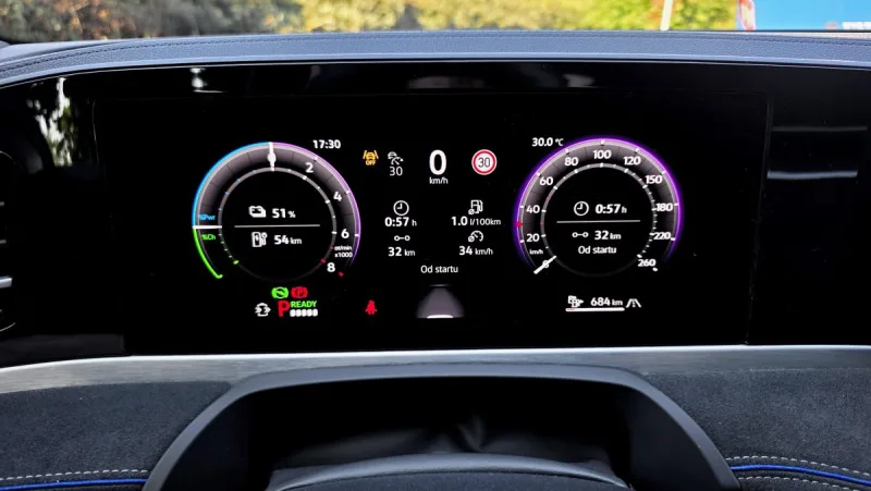 test-volkswagen-passat-r-line-people-1-5-tsi-ehybrid-200-kw-2025-35