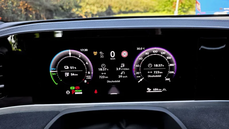 test-volkswagen-passat-r-line-people-1-5-tsi-ehybrid-200-kw-2025-36