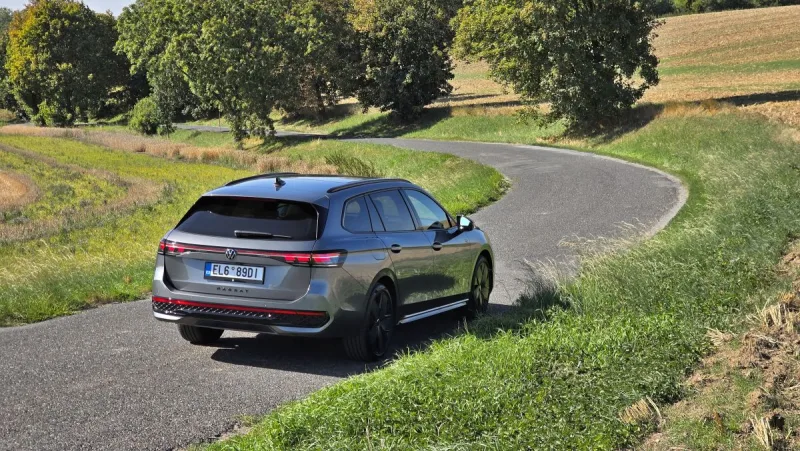 test-volkswagen-passat-r-line-people-1-5-tsi-ehybrid-200-kw-2025-6
