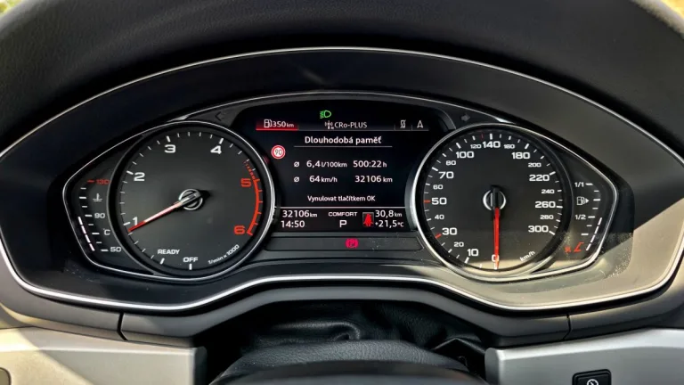 Elektromobily už nejsou „druhé auto do rodiny“. V ČR ročně najíždějí víc kilometrů než benzinová auta