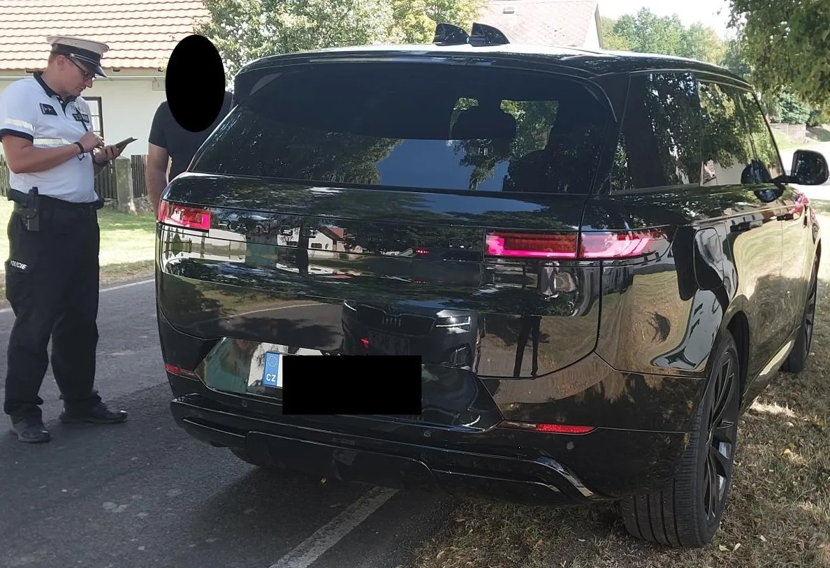 policie-range-rover-majaky