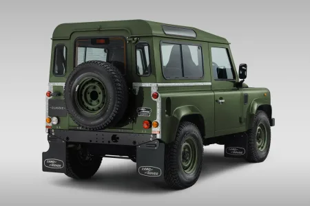 2025-land-rover-classic-defender-v8-churchill-edition-03
