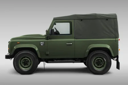 2025-land-rover-classic-defender-v8-churchill-edition-04