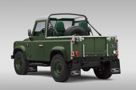 2025-land-rover-classic-defender-v8-churchill-edition-05