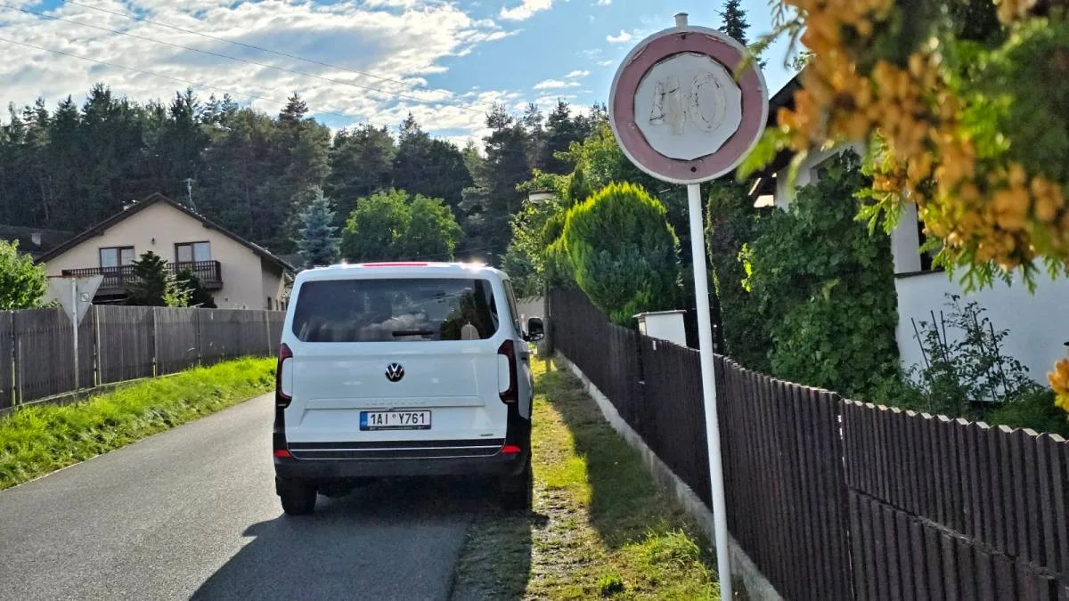dopravni_znacka-necitelna