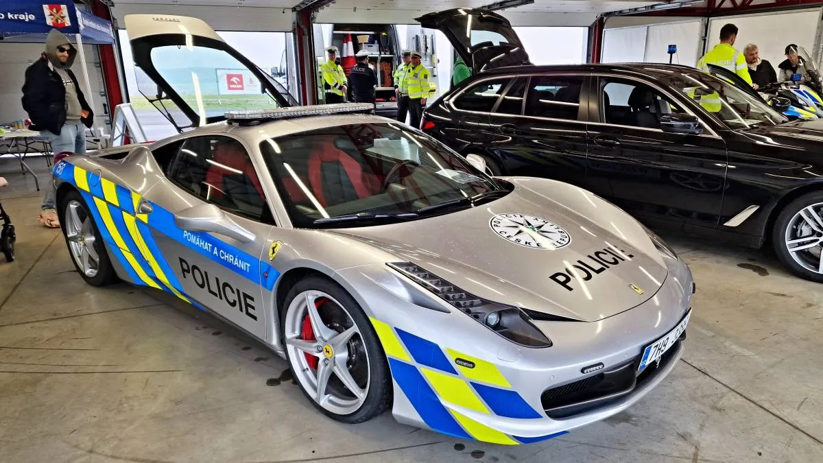 policejni-ferrari-458-italia