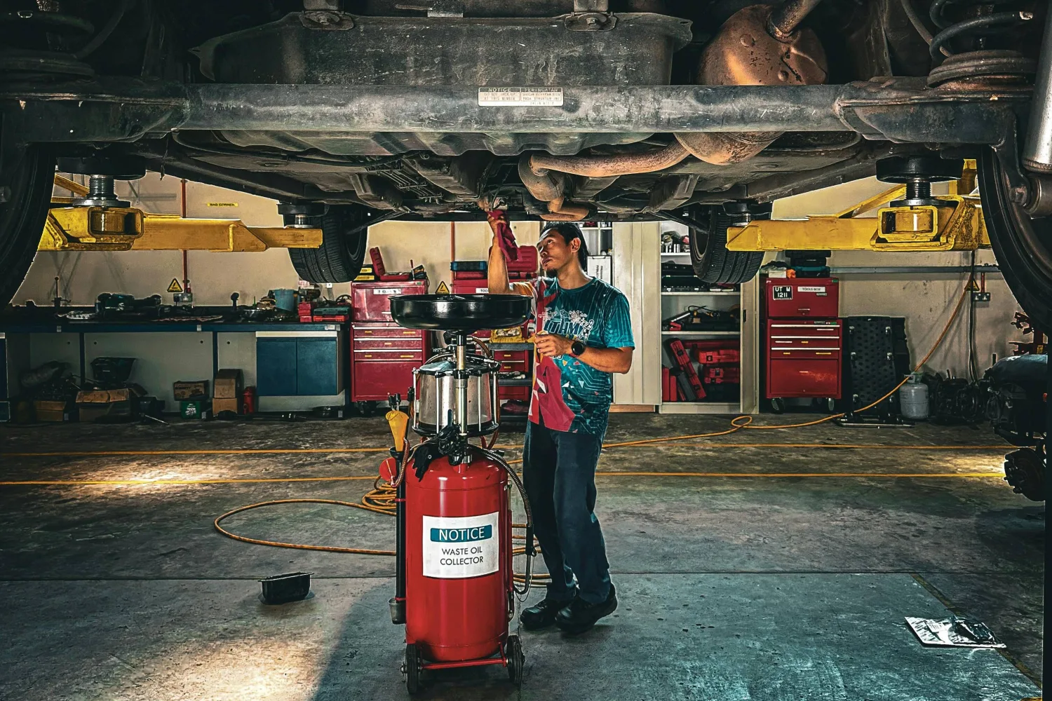 servis-vymena_oleje-pexels-azli-nawawi-791168-32152037