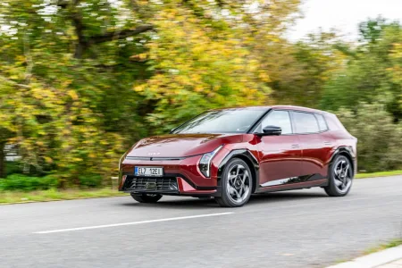 2025-kia_ev4-hatchback-1