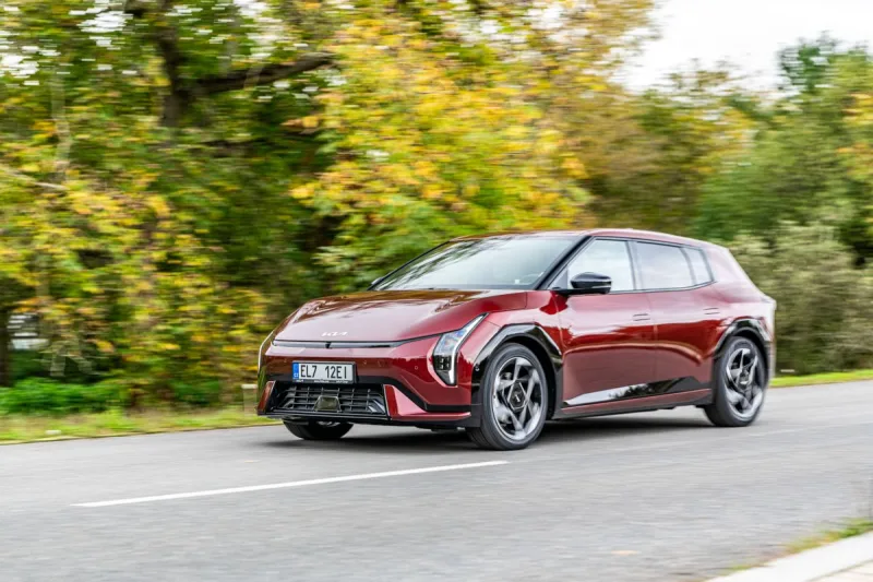 2025-kia_ev4-hatchback-1